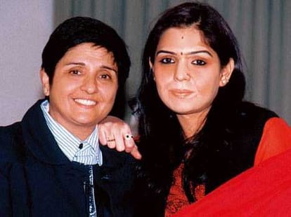 Ravish kumar's interview with kiran bedi is in twitter's top trend