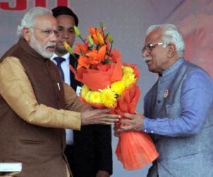 PM Modi praised of CM on stage at beti bachao campaigning