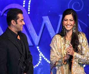 Sonam kapoor not mind romancing by Salman khan