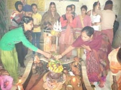Influx of devotees took Shiwalyon on Vasant Panchami