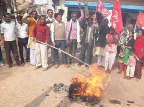 Left blew effigy of US President