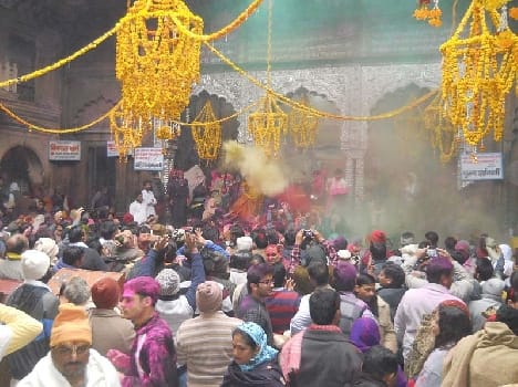 holi festival in thakur banke bihari temple