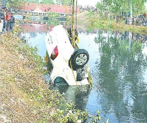 Car falls into canal, people create the ruckus and jam the road.