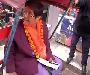Kiran Bedi unique promotional sitting on a rickshaw for delhi election.