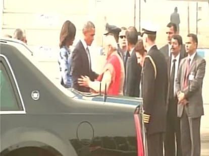 live report of obama' india visit, obama landed to delhi.