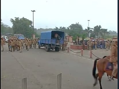 live report of obama' india visit, obama landed to delhi.
