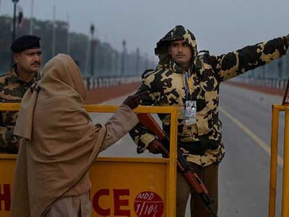 live report of obama' india visit, obama landed to delhi.