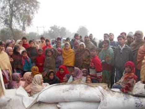 Truck overturns death of the elderly, blockade