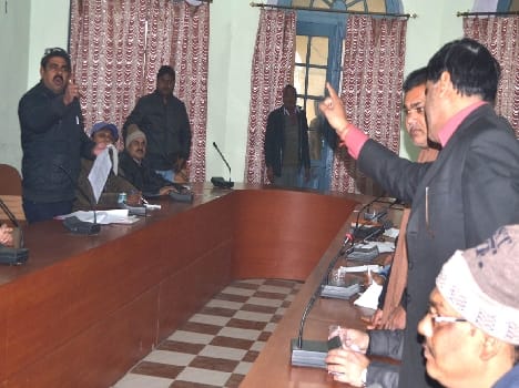 palika board ki baithak me hangama