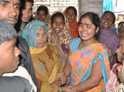 A man set fire to a women in Lucknow.