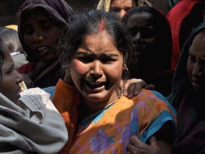 A man set fire to a women in Lucknow.