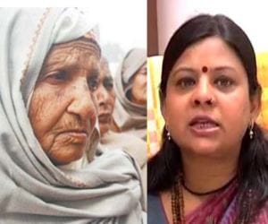 Martyre Widows Throw Shawl on Minister Kavita Jain Car 
