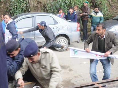 lathicharge at shimla, tug or war between congress and bjp.