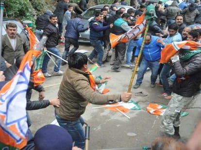 lathicharge between congress and bjp workers at shimla.