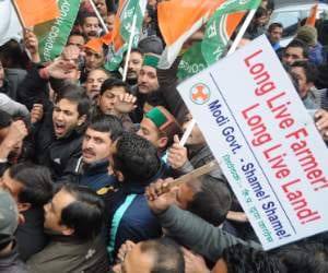 lathicharge between congress and bjp workers at shimla.