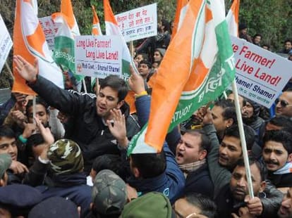 lathicharge between congress and bjp workers at shimla.