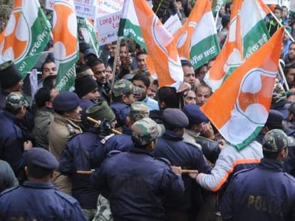 lathicharge between congress and bjp workers at shimla.