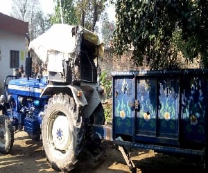 accident between in car and tractor trolly