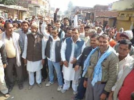 Angry farmers with no fertilizer applied jam