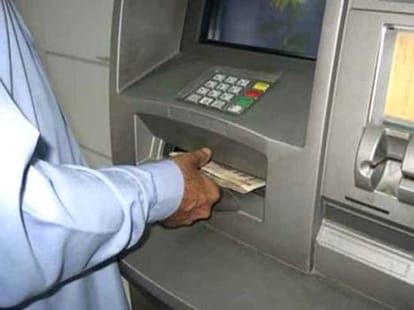 a new style of atm theft, be alert.