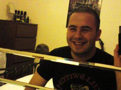 Police officer sent naked pictures to minor girls