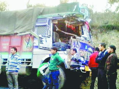 accident at una 10 injured.