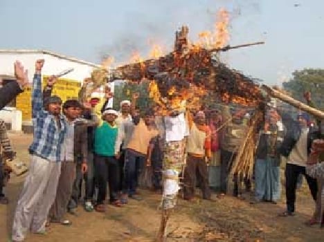 Hurriyat leader Geelani villagers blew mannequin