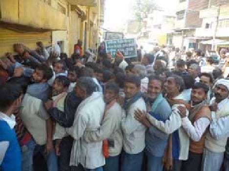 Urea late drama of farmers to meet