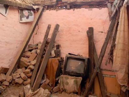 roof fell in rain, father and two children die