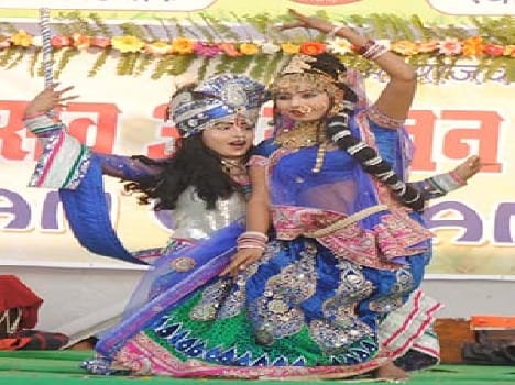 The presentations are looking Folk Festival audience cheers Belha