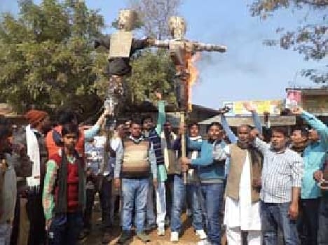 BSP workers burning effigy.