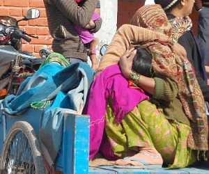 Pragnent Lady Delivered Son on Rehri on Road