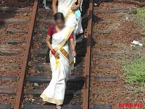 woman Stopped train in gaziabad
