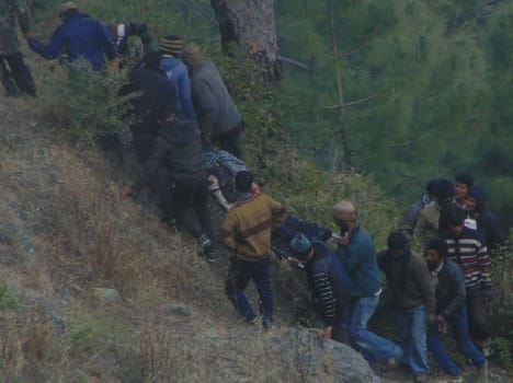 Falls into ditch the bike, couple and two children dead