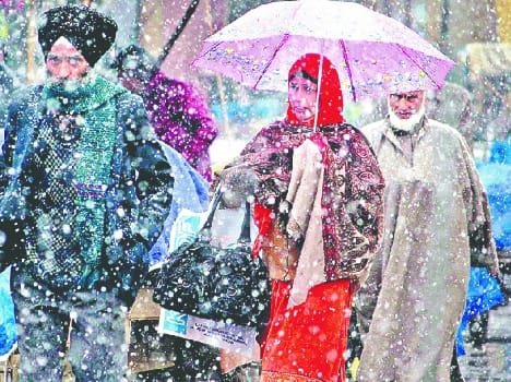 rain in plane and snowfall in mountains