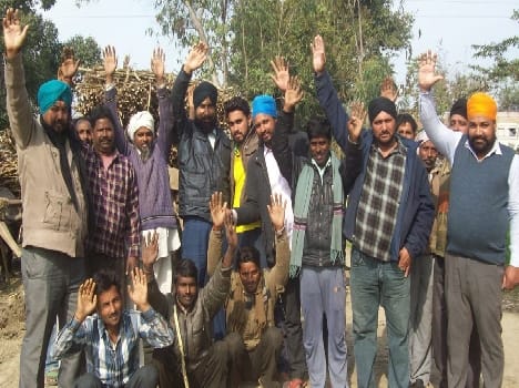kisano ne ganna center per kiya pradershan