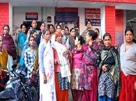 Eunuchs said police raid , try to beat Htyaropi