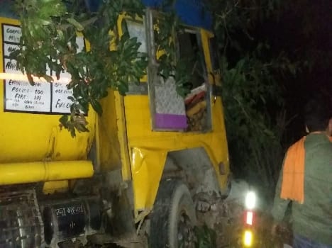 Tanker hit a tree, killing cleaner