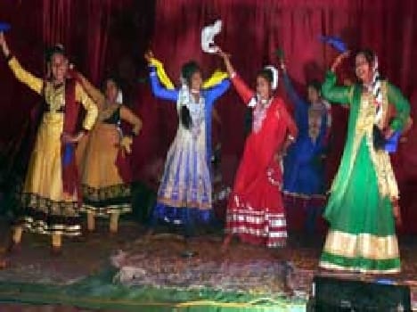 Did the presentation of song and dance looted applause