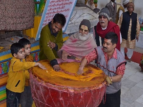 holi festival has been on hipe in mathura