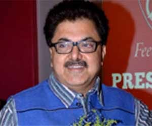 Ashoke Pandit targets KJo's mother in 'AIB porn' tweet
