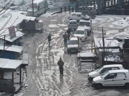 snowfall shuts srinagar-jammu national highway