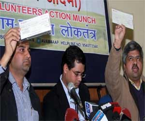 AAVAM in trap after showing 50-50 lakh cheque.