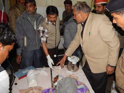 four died in road accident in hathras.