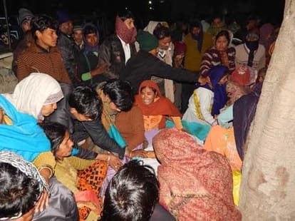 four died in road accident in hathras.