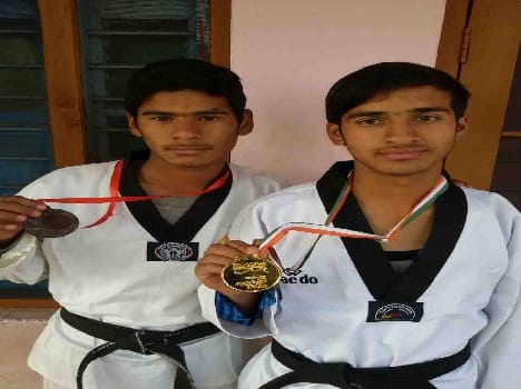 Shobhit gold, won the bronze lamp