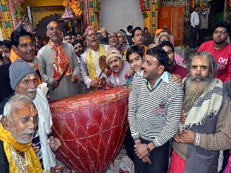 holi festival has been started in dwarikadheesh temple