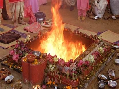 कुर्सी, कपड़े या जमीन पर बैठकर हवन पूजन क्यों नहीं करना चाहिए - Sit On Cloth, Chair Or Ground During Hawan Puja Scientific Reason - Amar Ujala Hindi News Live