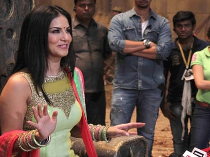 Sunny Leone can not see tears aamir khan