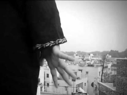 woman attacks on miscreants in noida